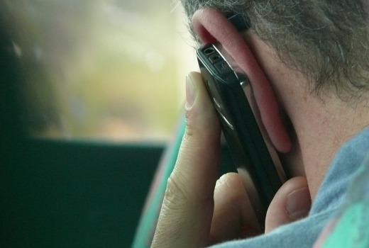 El teléfono pegado en la oreja, por Joan Carles López