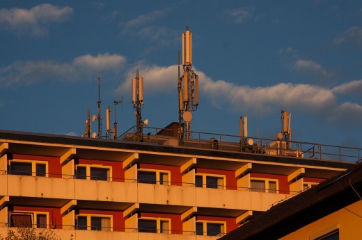 Antenas GSM en las azoteas de las ciudades